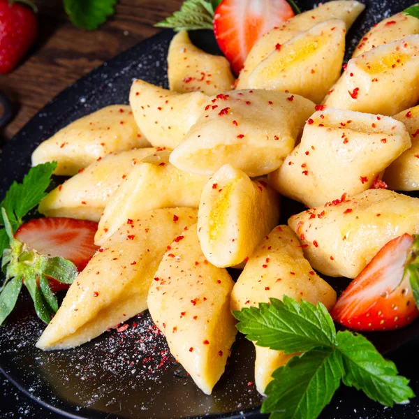 Kopytka - polnische Kartoffelknödel mit Erdbeeren — Stockfoto