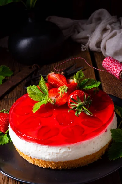 Leckere Sahnequarkkuchen mit Erdbeeren — Stockfoto