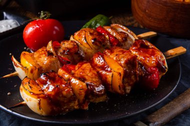 etli ve sebzeli marine edilmiş kebap şişleri.