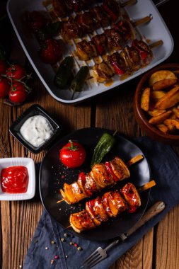 etli ve sebzeli marine edilmiş kebap şişleri.