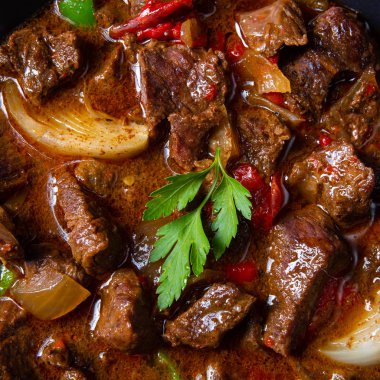 Biber ve soğanlı klasik sığır kebabı.