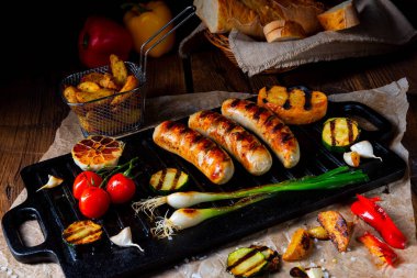 Çeşitli ızgara sebzelerle ızgara sosis