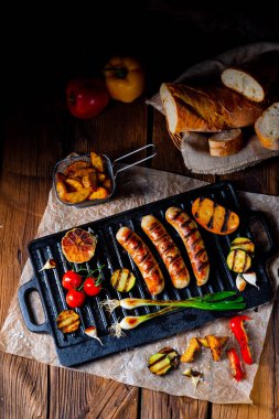 Çeşitli ızgara sebzelerle ızgara sosis