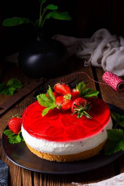 Çilekli kremalı turta.