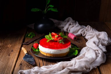 Çilekli kremalı turta.