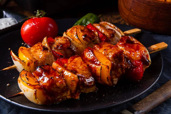 etli ve sebzeli marine edilmiş kebap şişleri.