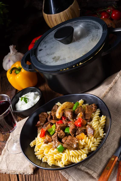 Fussili fideos con klaschise gulash picante y pimentón —  Fotos de Stock