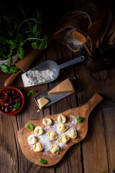 Lahodné tortellini di formaggio se sýrovou a pepřovou náplní — Stock fotografie