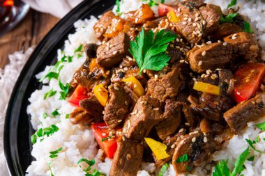 Kırmızı biber ve susamlı Tajin sığır eti güveci.