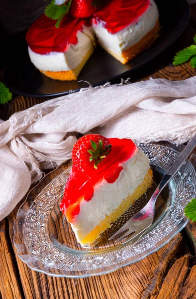 Delicious strawberry cream cheese pie with biscuit base — Stock Photo, Image