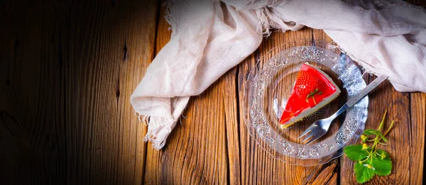 Leckere Erdbeer-Frischkäsetorte mit Keksboden — Stockfoto