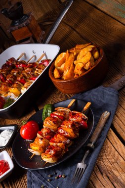 etli ve sebzeli marine edilmiş kebap şişleri.