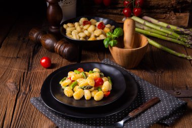 Kızarmış kuşkonmaz ve domatesli gevrek gnocchi.