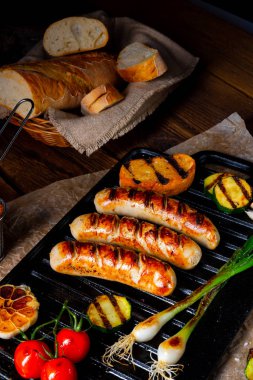Çeşitli ızgara sebzelerle ızgara sosis