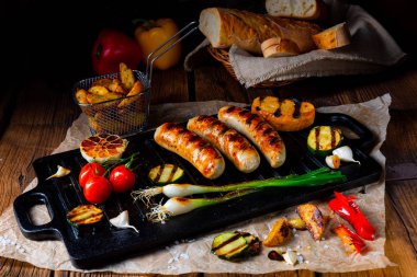 Çeşitli ızgara sebzelerle ızgara sosis