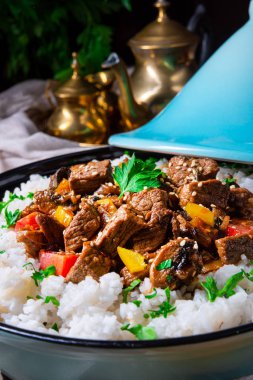 Kırmızı biber ve susamlı Tajin sığır eti güveci.