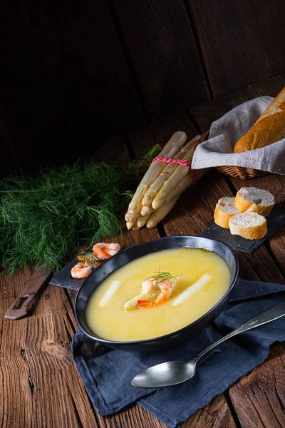 Super heerlijke Aspergesoep met krab en kapers . — Stockfoto