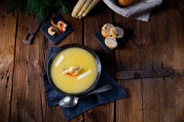 Super pyszne zupa szparagowa z krabem i Kapers . — Zdjęcie stockowe