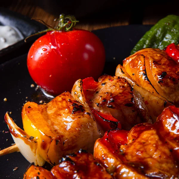 Spiedini di kebab marinati con carne e verdura — Foto Stock