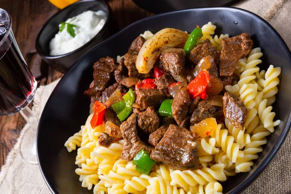 Fussili fideos con klaschise gulash picante y pimentón — Foto de Stock