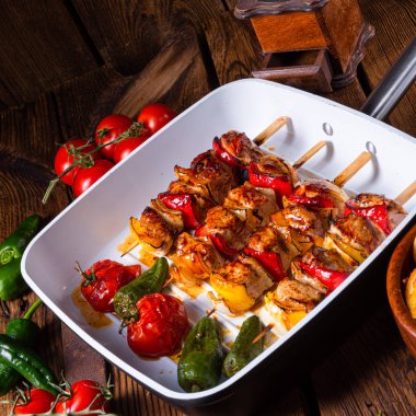 etli ve sebzeli marine edilmiş kebap şişleri.