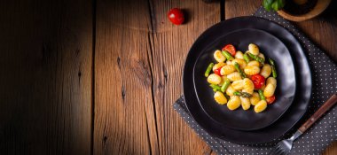 Kızarmış kuşkonmaz ve domatesli gevrek gnocchi.