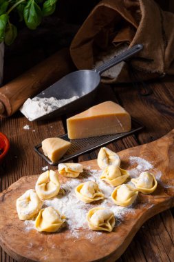 Peynir ve biberli lezzetli tortellini di formaggio.