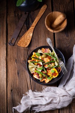 Yeşil kuşkonmaz, zeytin ve jambonlu makarna salatası.