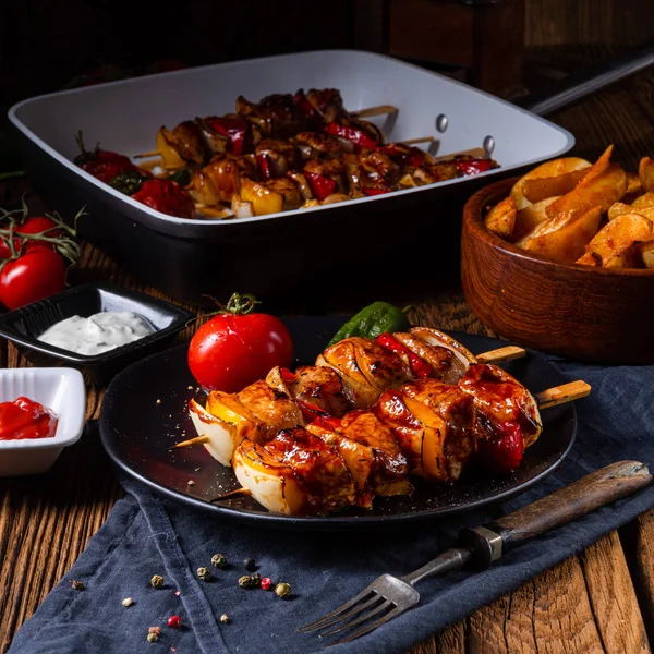 etli ve sebzeli marine edilmiş kebap şişleri.