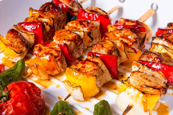 Espetos de kebab marinados com carne e legumes — Fotografia de Stock