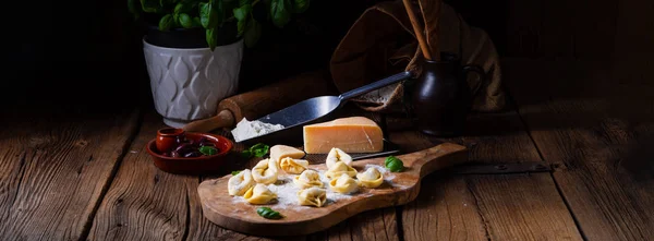 Delicioso tortellini di formaggio com recheio de queijo e pimenta — Fotografia de Stock