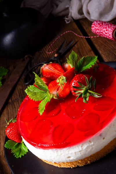Leckere Sahnequarkkuchen mit Erdbeeren — Stockfoto