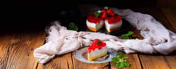 Leckere Erdbeer-Frischkäsetorte mit Keksboden — Stockfoto