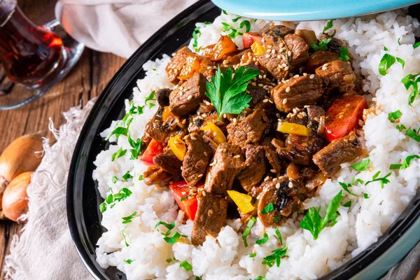 Estofado de ternera tajín con pimentón de arroz y semillas de sésamo —  Fotos de Stock