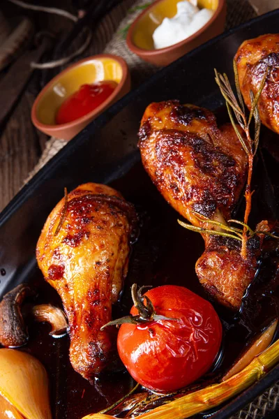 Izgara tavuk budu ve tatlı patates salamurası. — Stok fotoğraf