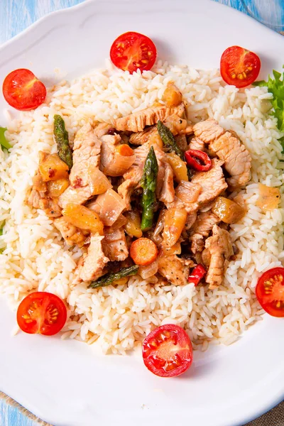 Pirinç, kuşkonmaz ve kırmızı biberli hindi yahnisi.