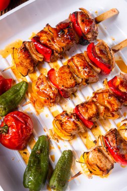 etli ve sebzeli marine edilmiş kebap şişleri.