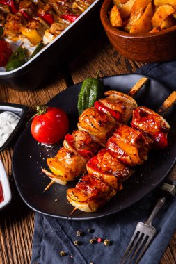 etli ve sebzeli marine edilmiş kebap şişleri.