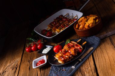 etli ve sebzeli marine edilmiş kebap şişleri.