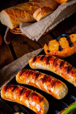 Çeşitli ızgara sebzelerle ızgara sosis