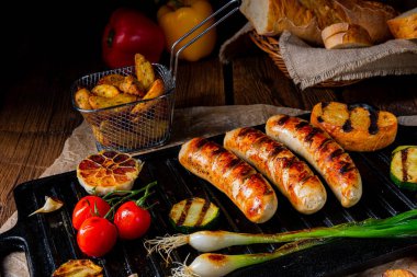 Çeşitli ızgara sebzelerle ızgara sosis