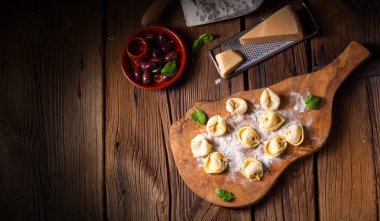 Peynir ve biberli lezzetli tortellini di formaggio.