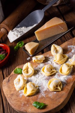 Peynir ve biberli lezzetli tortellini di formaggio.