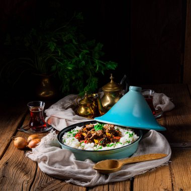 Kırmızı biber ve susamlı Tajin sığır eti güveci.