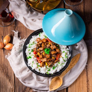 Kırmızı biber ve susamlı Tajin sığır eti güveci.