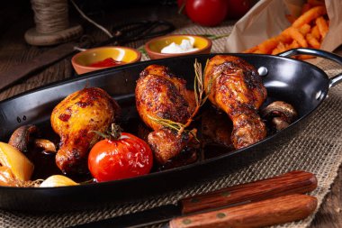 Izgara tavuk budu ve tatlı patates salamurası.