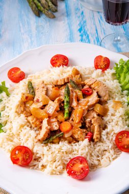 Pirinç, kuşkonmaz ve kırmızı biberli hindi yahnisi.