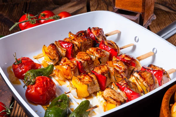 Pinchos de kebab marinado con carne y verduras — Foto de Stock