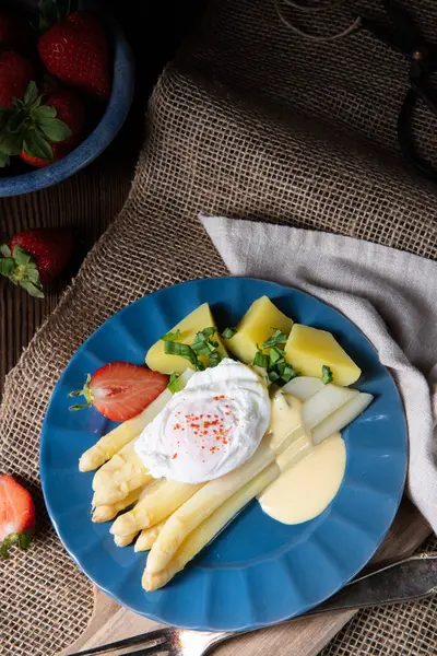 Gotowane szparagi z jajkiem i ziemniakami — Zdjęcie stockowe