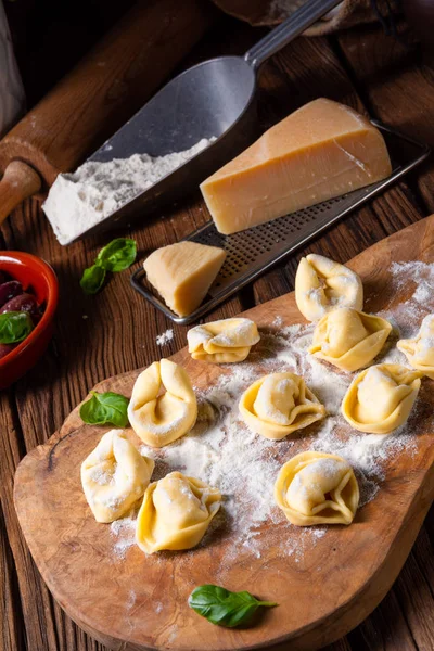 Délicieux tortellini di formaggio au fromage et au poivre — Photo